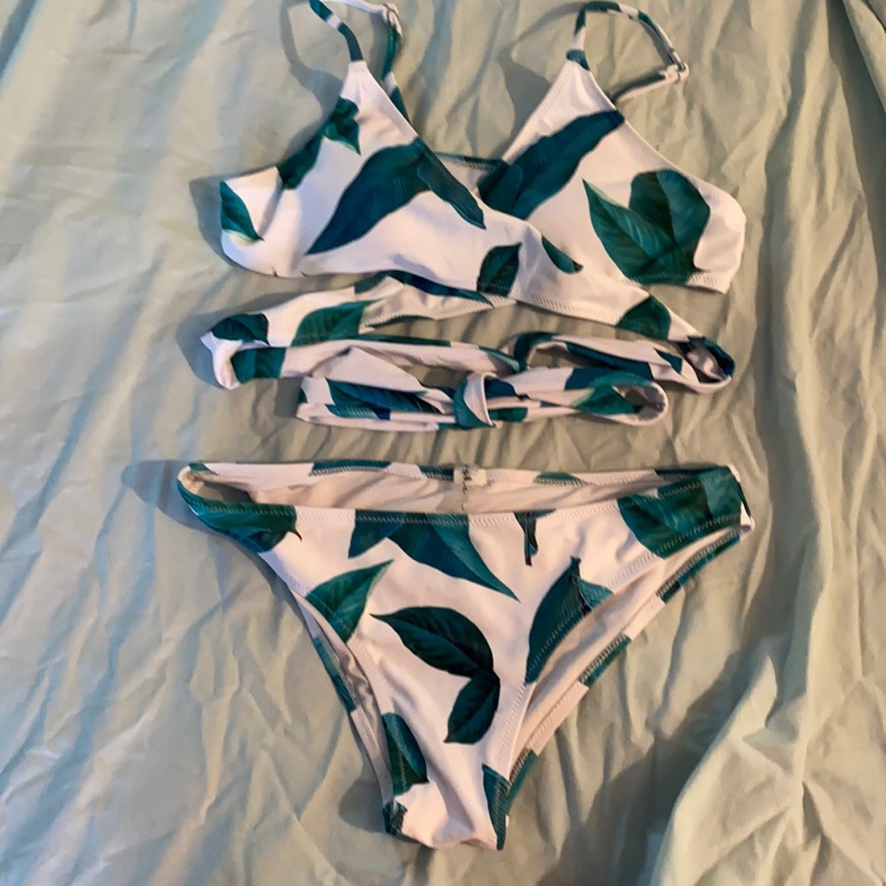 Cupshe size L leaf bikini